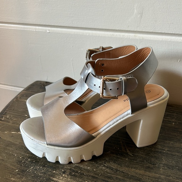 T STRAP PLATFORM SANDALS Size 7 - Picture 3 of 15